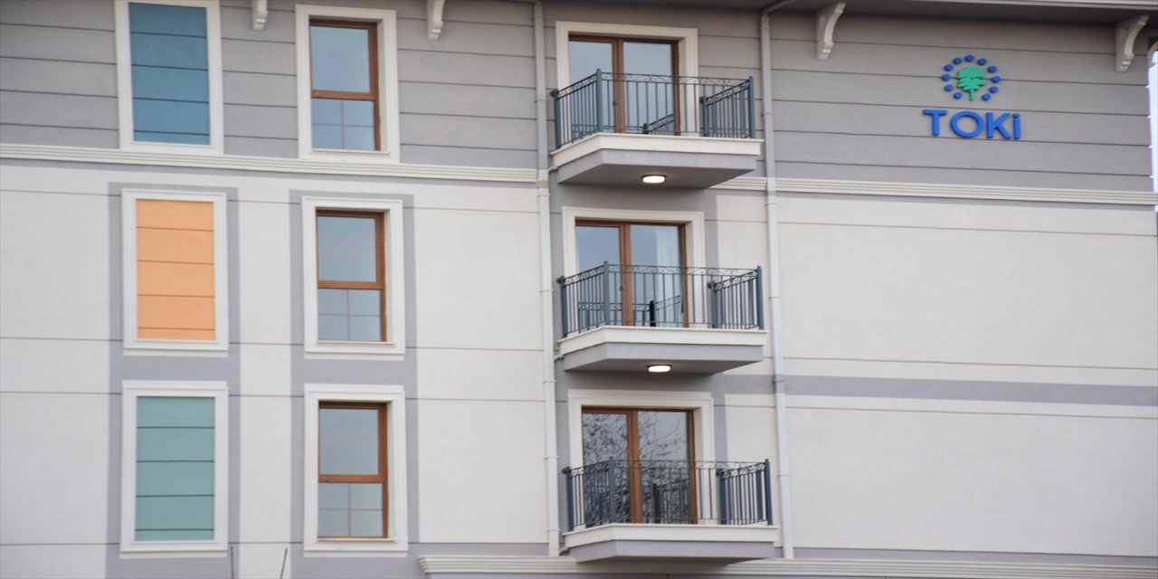 Türkiye'nin Arnavutluk'ta inşa ettiği deprem konutları ailelere teslim edildi