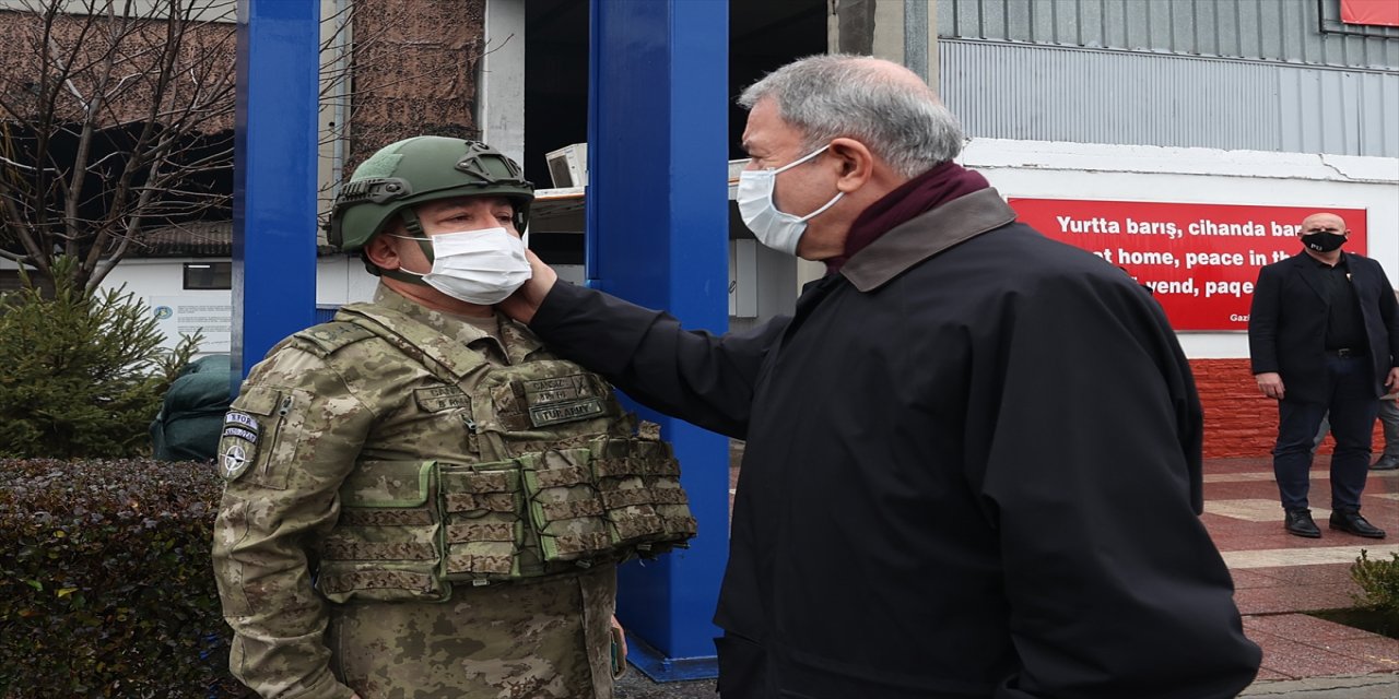 Bakan Akar, Kosova Türk Temsil Heyet Başkanlığında incelemelerde bulundu