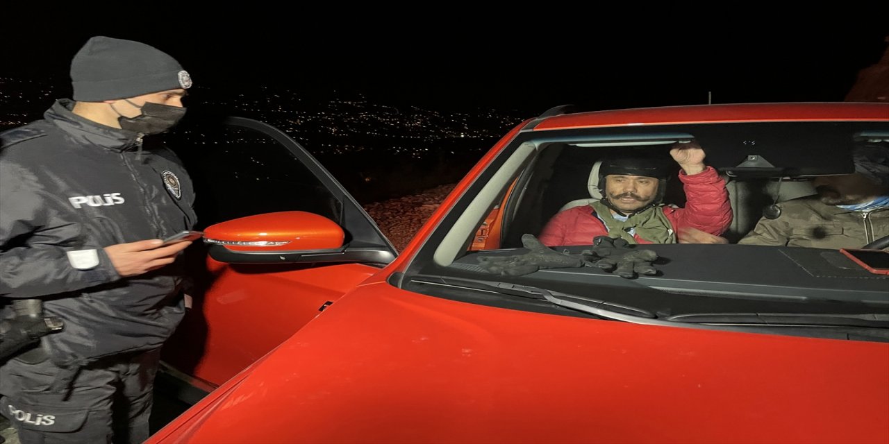 Ordu’da ağaca takılan paraşütçü kurtarıldı