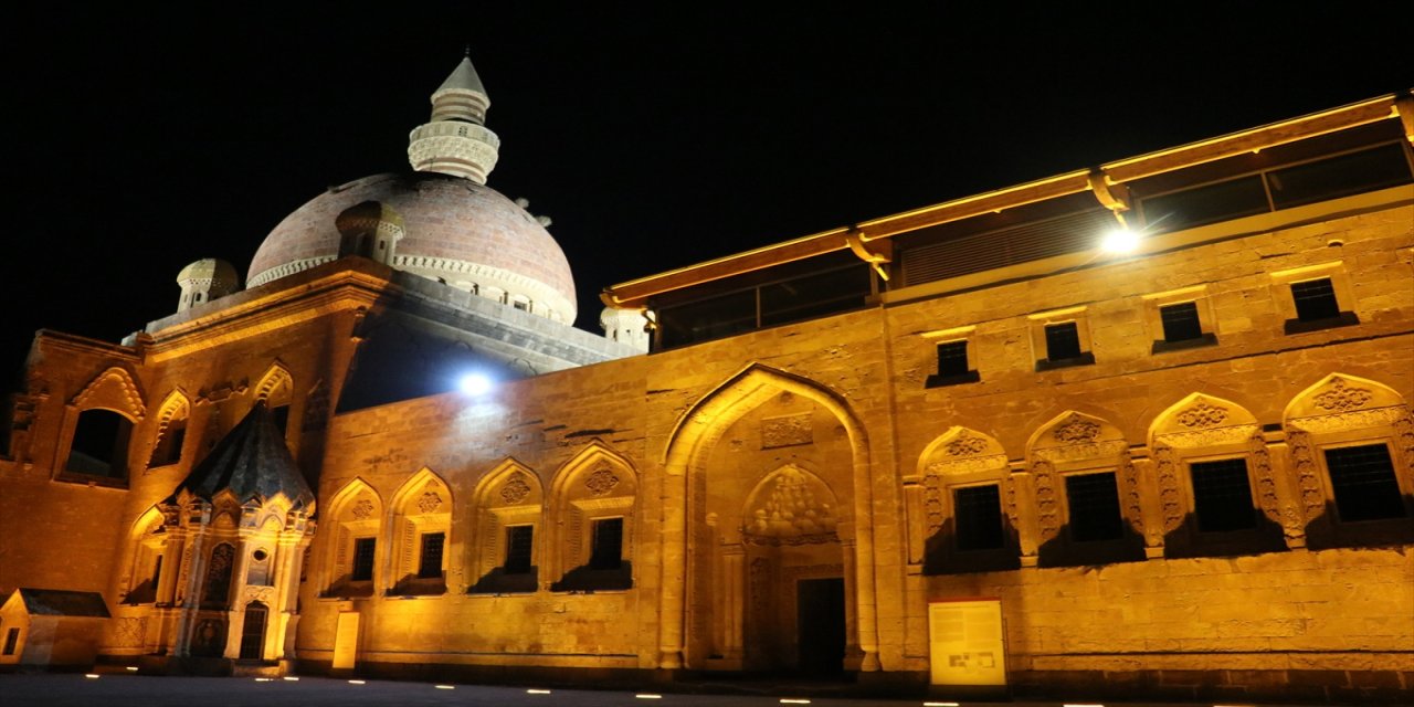 İshak Paşa Sarayı geceleri "ışık" saçıyor