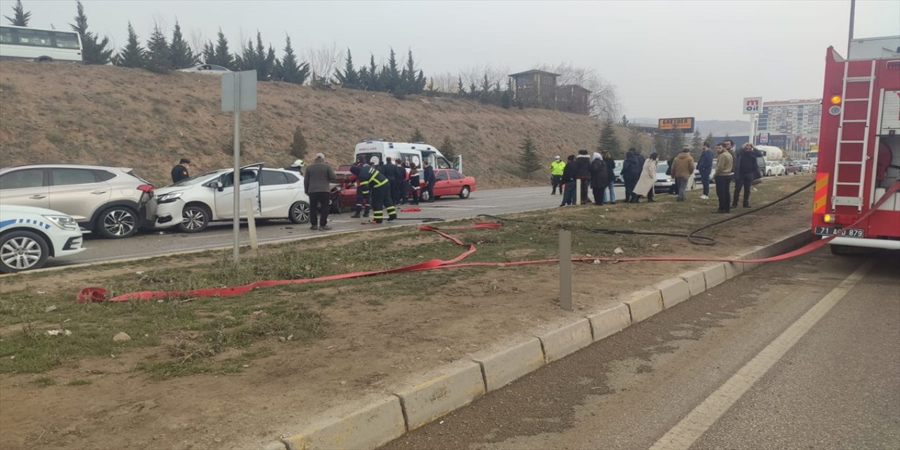 Kırıkkale'de zincirleme trafik kazasında 5 kişi yaralandı