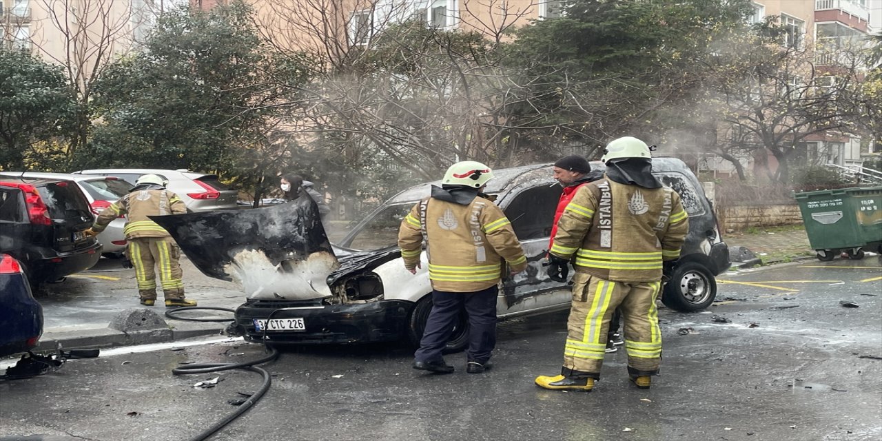 Kadıköy'de seyir halindeyken yanan araç kullanılamaz hale geldi