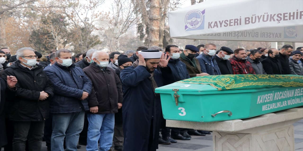 Kayseri'de silahla öldürülen 3 kişinin cenazesi defnedildi