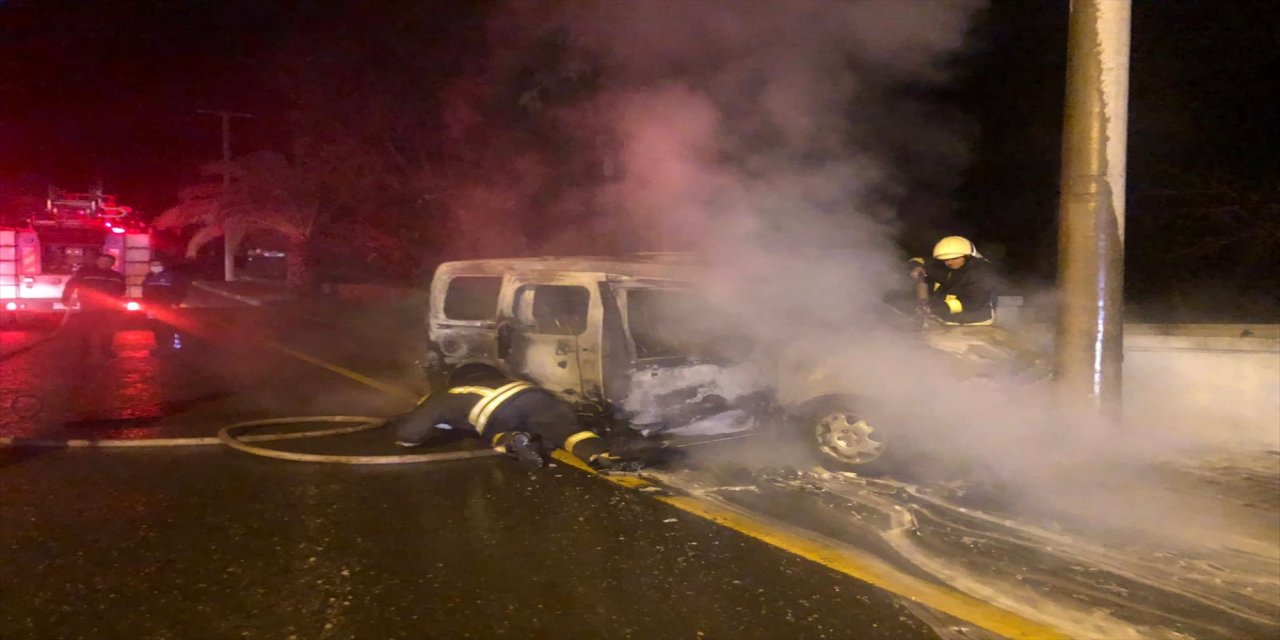 Muğla'da seyir halindeki hafif ticari araç yandı