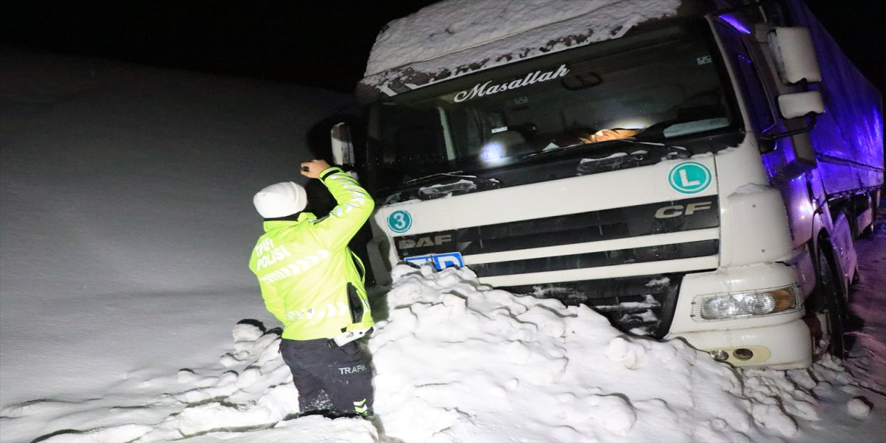 Erzincan'da kar yağışı ve buzlanma nedeniyle ulaşımda aksamalar yaşanıyor