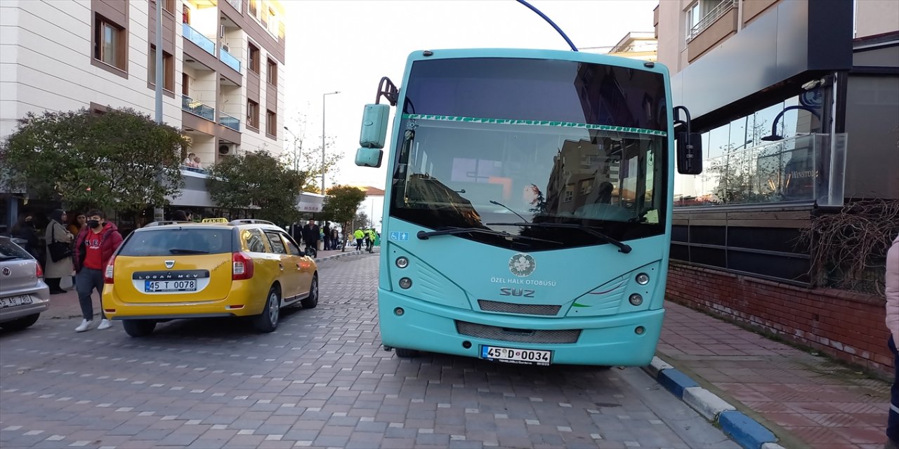 Manisa'da yaya geçidinde halk otobüsünün altında kalan kadın ağır yaralandı