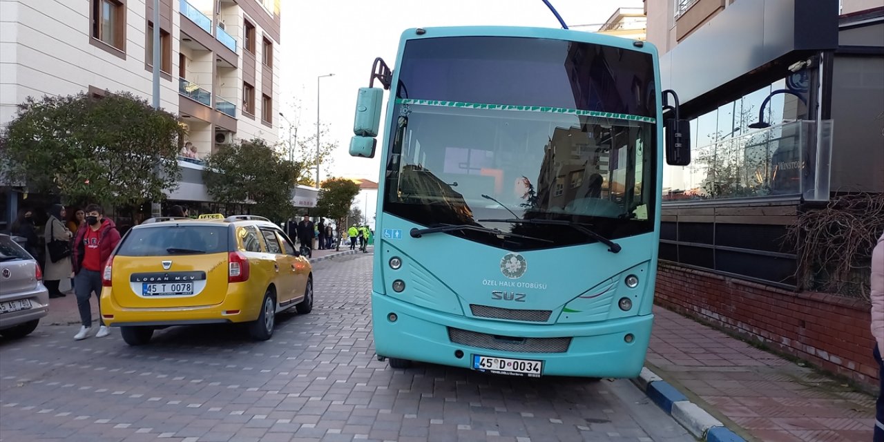 Manisa'da yaya geçidinde halk otobüsünün altında kalan kadın öldü