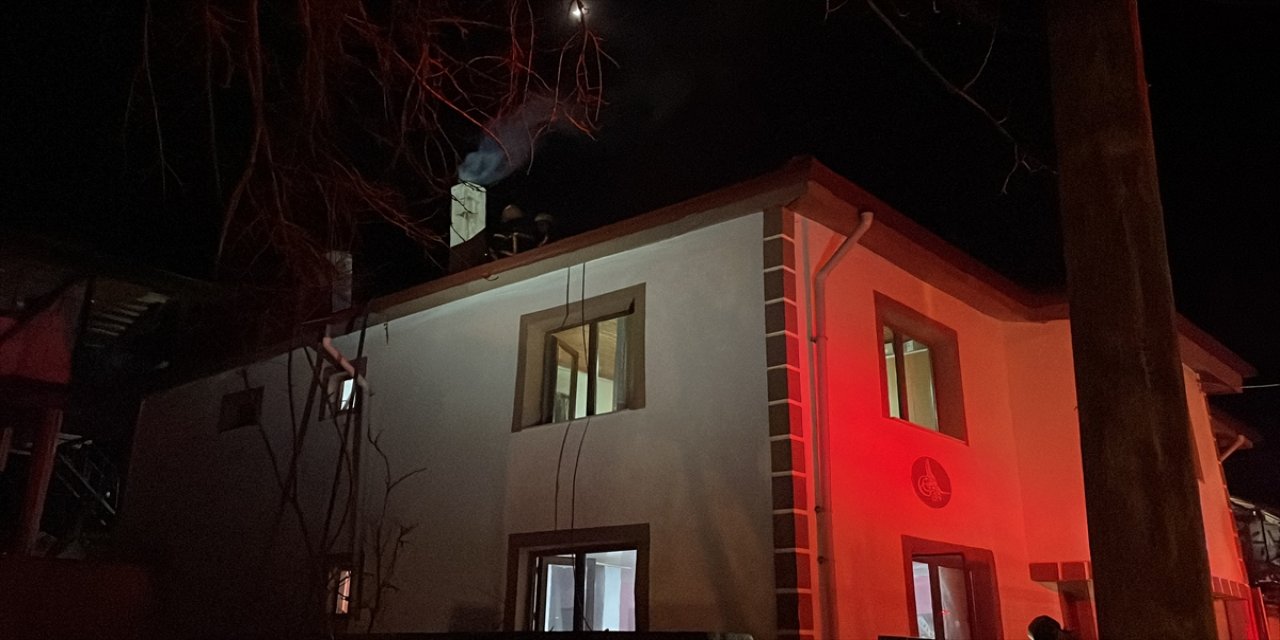 Bolu'daki yangında dumandan etkilenen kadın hastaneye kaldırıldı