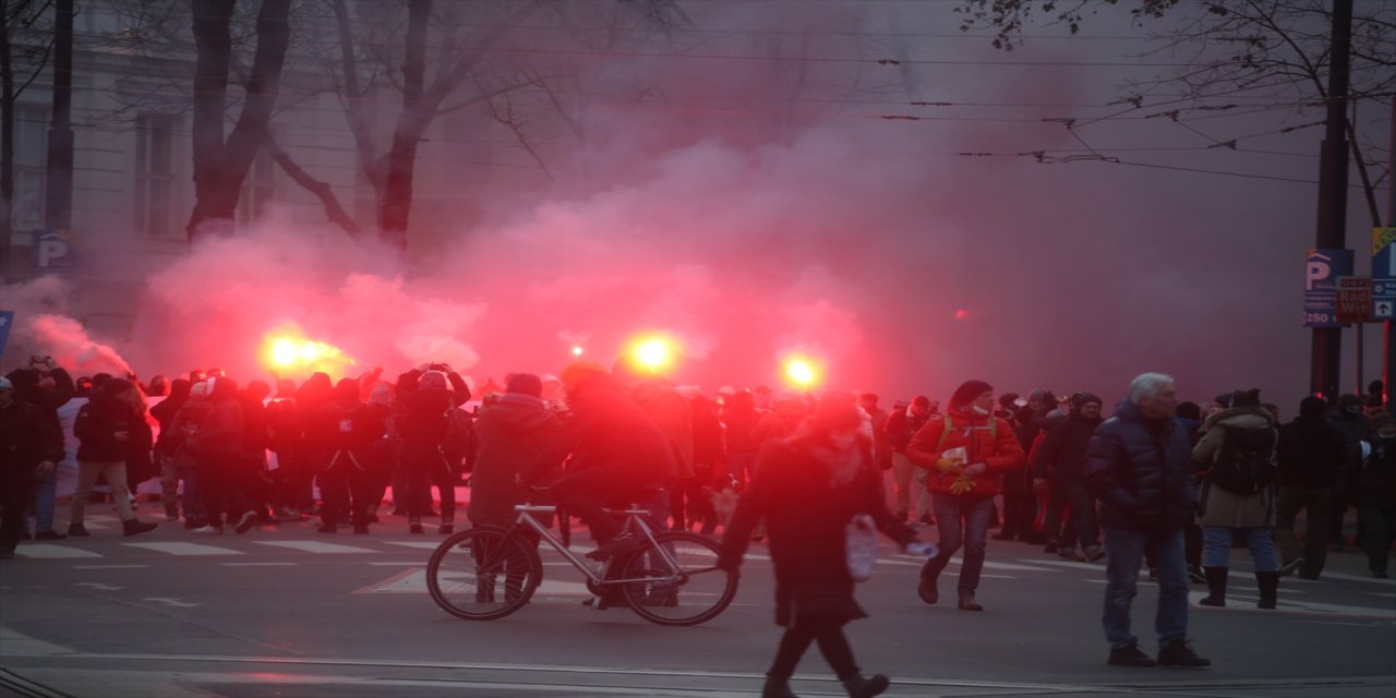 Avusturya'da 40 bin gösterici Kovid-19 önlemlerine tepki gösterdi