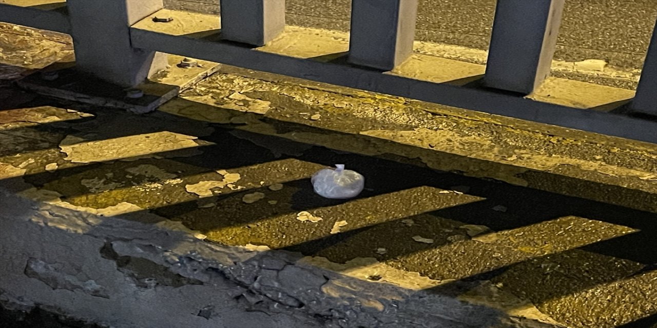 Antalya'da otomobilden uyuşturucu atan şüpheli kovalamacayla yakalandı