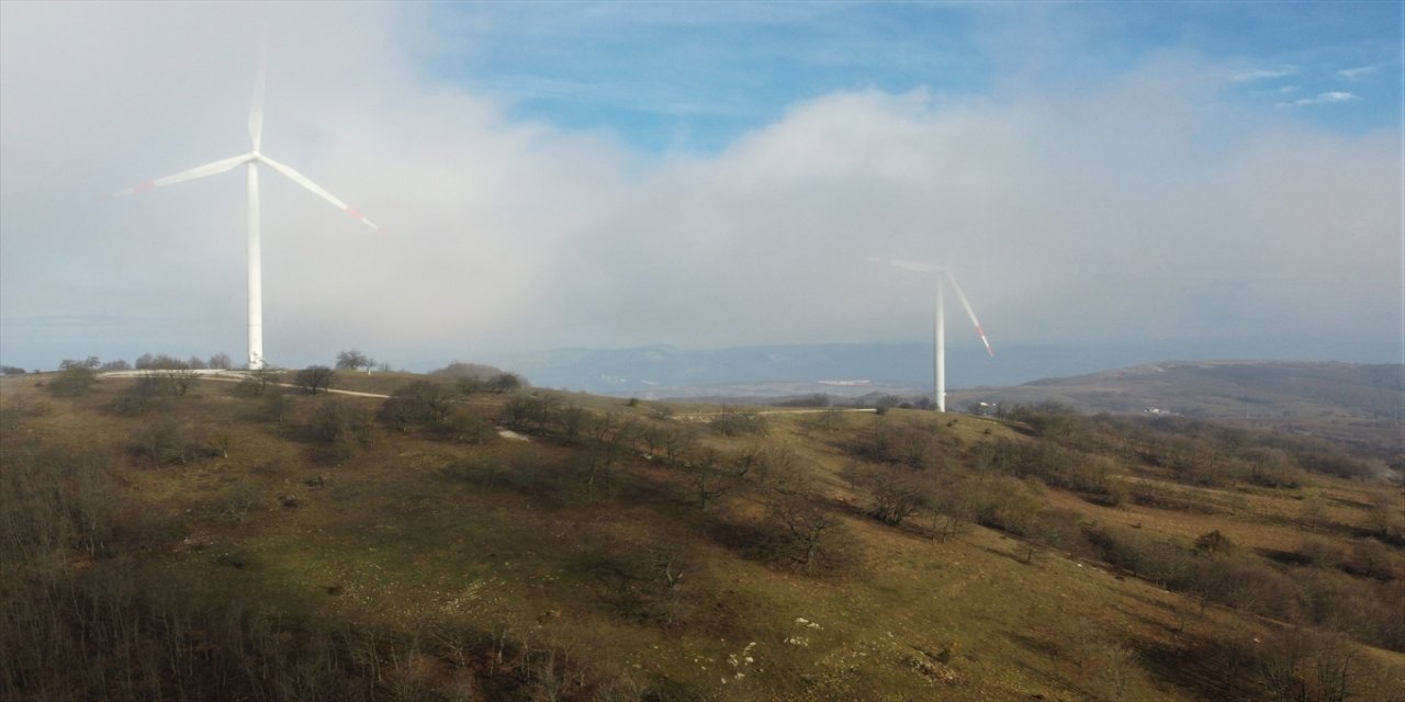 Bilecik'te rüzgar güllerinin sisle "dansı" drone ile görüntülendi