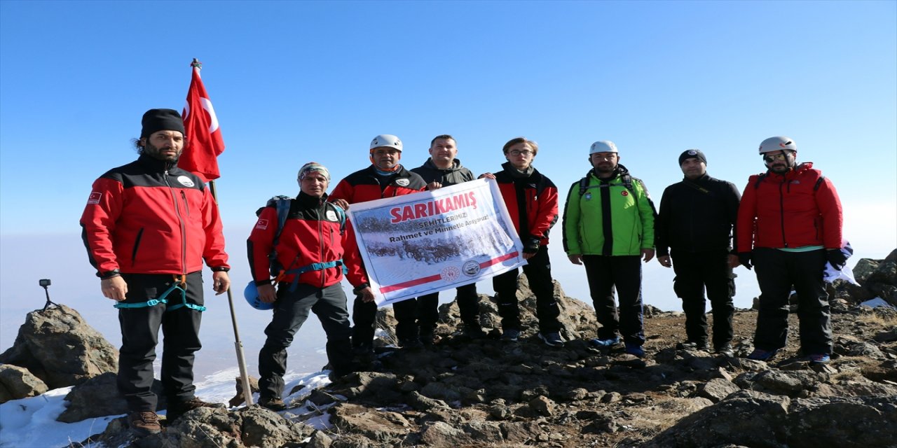 Karslı ve Iğdırlı dağcılar Sarıkamış şehitlerini Tekelti Dağı'nın zirvesinde andı