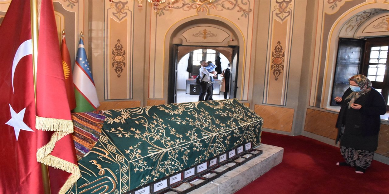 Ertuğrul Gazi Türbesi'nde hafta sonları ziyaretçi yoğunluğu yaşanıyor