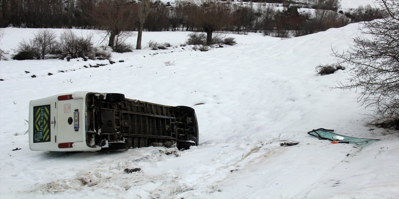 Sivas'ta öğrenci servisi devrildi, biri öğrenci iki kişi yaralandı