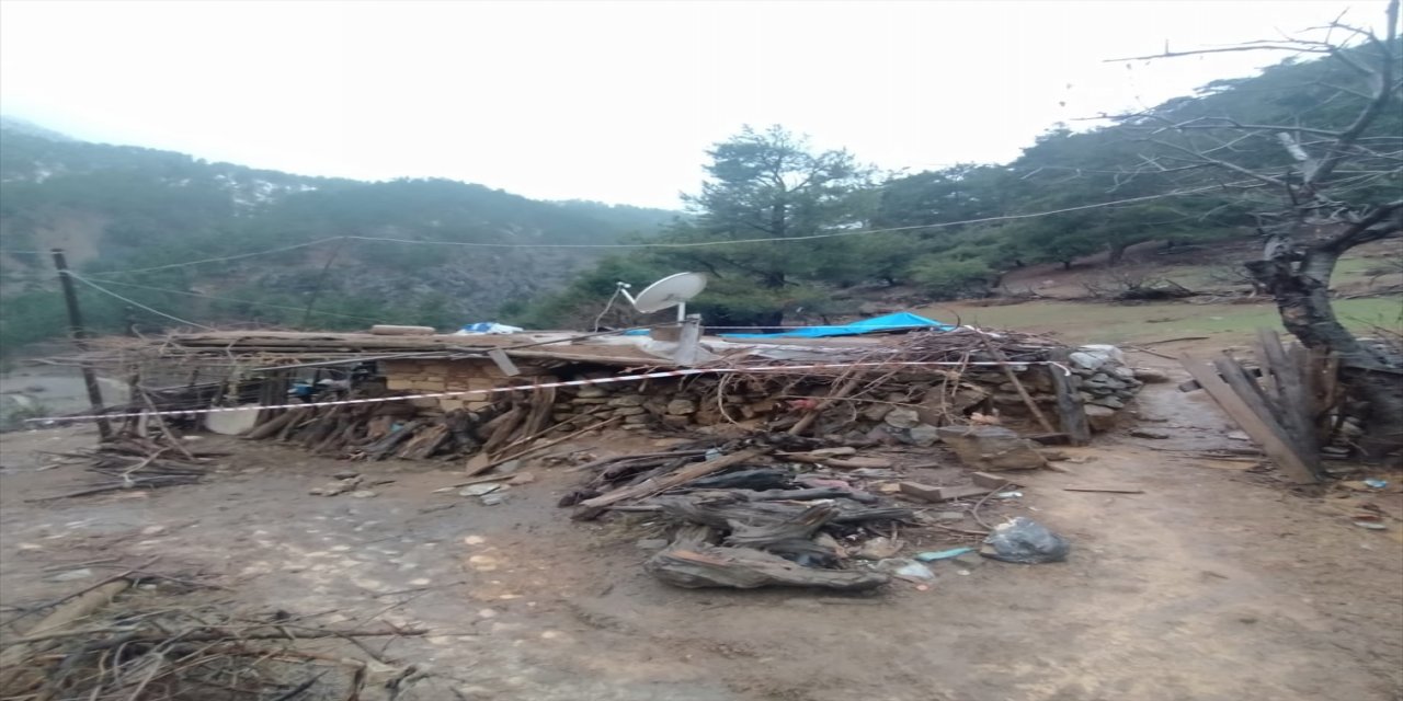 Adana'da tek katlı evin kiler bölümünün üzerine kaya parçası düştü