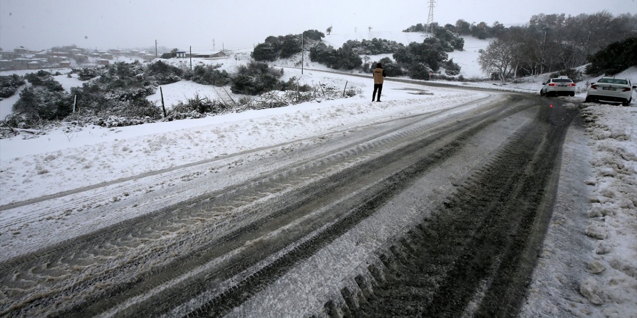 Çanakkale'de ekipler köy yollarının kardan kapanmaması için çalışıyor