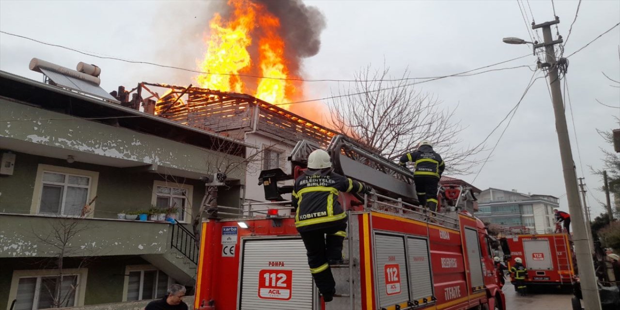 Tokat'ta çıkan yangında evin çatısında hasar oluştu