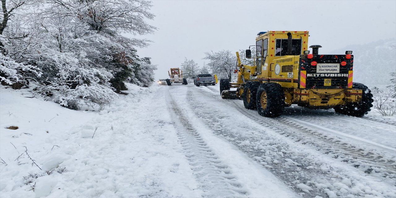Antalya'da yayla yollarındaki karlar temizlendi