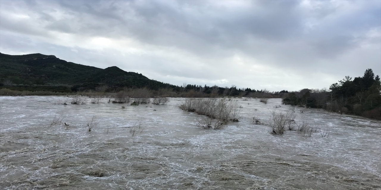 Antalya'da ırmak taştı, iş yerleri ve tarım alanlarını su bastı