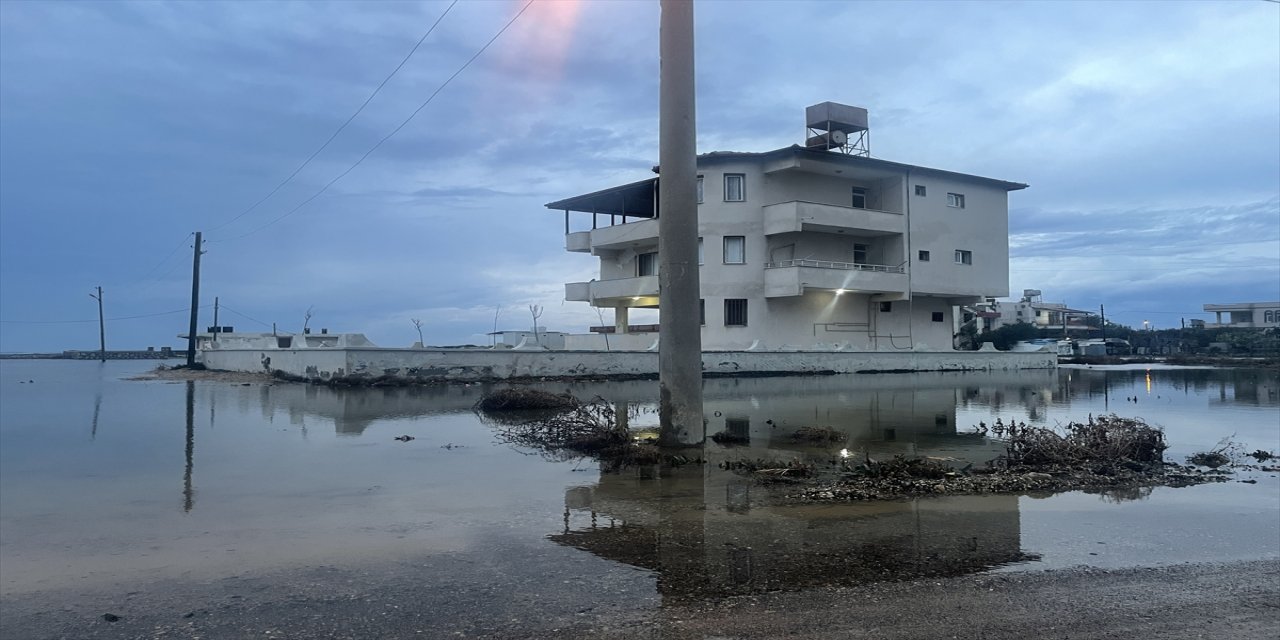 Hatay'da sağanak ve fırtına yaşamı olumsuz etkiledi