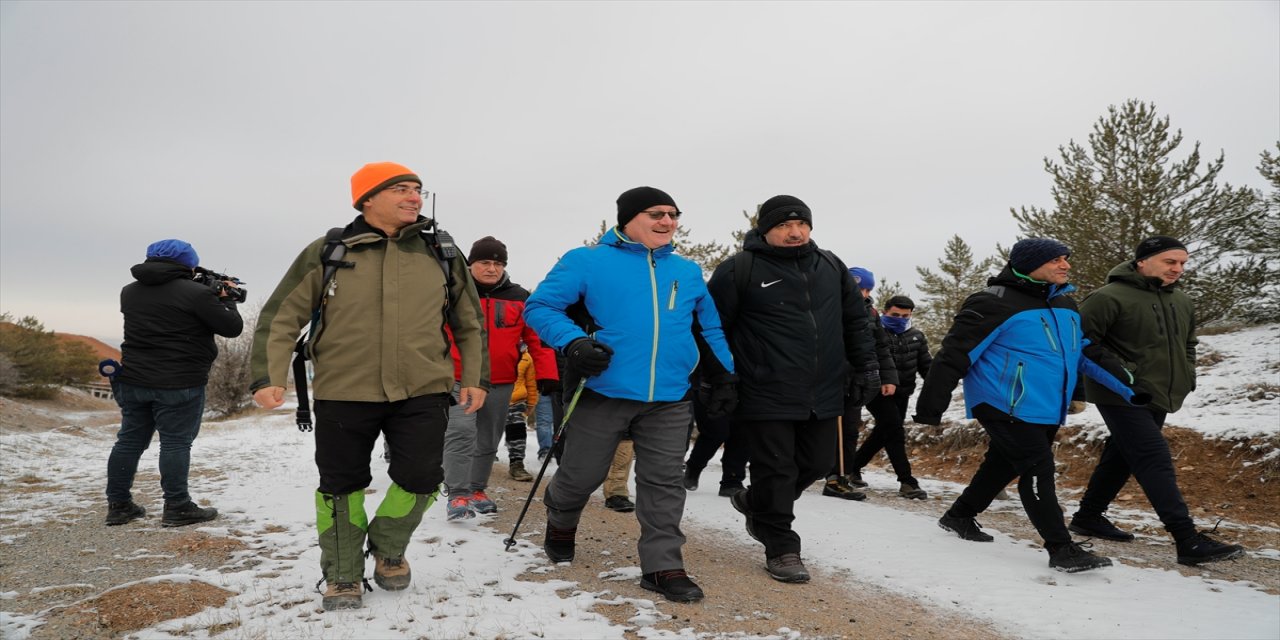 Sivas'ta, can dostlar için doğaya yem bırakıldı