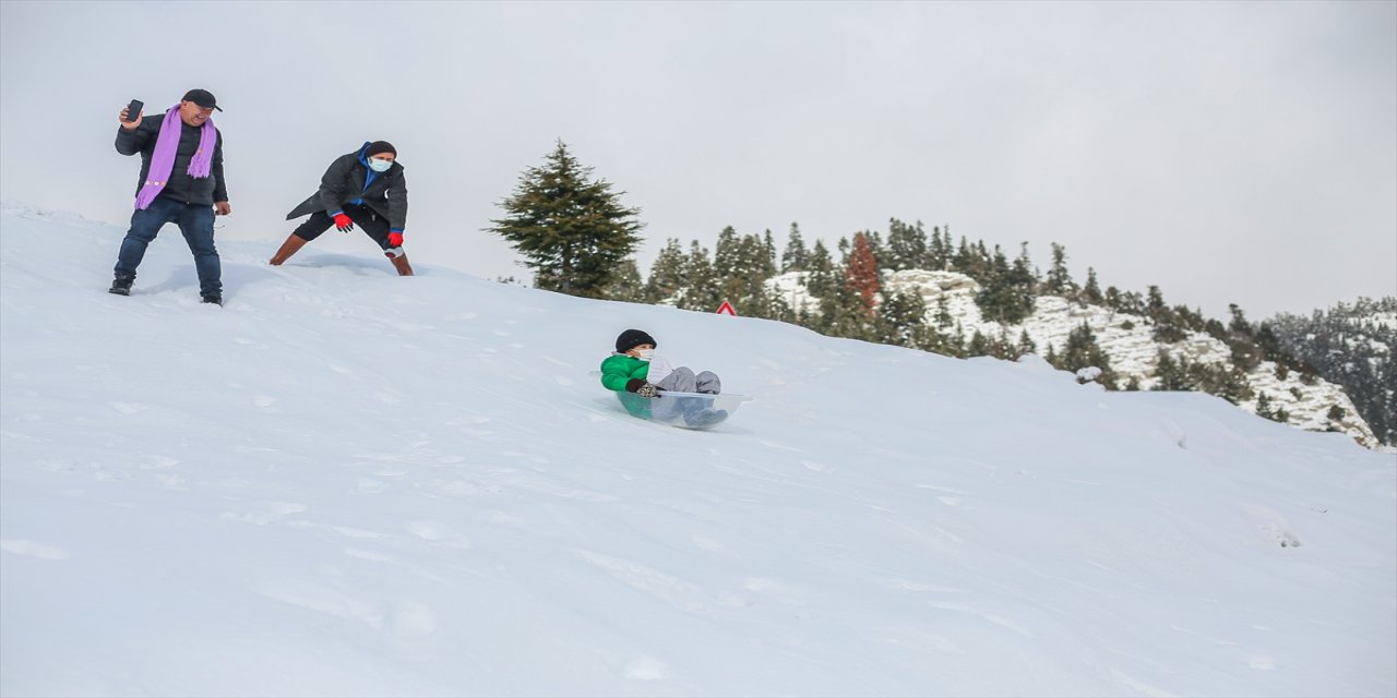 Antalya Akseki'de vatandaşlar, naylon ve leğenlerle kayak yaparak karın keyfini çıkardı