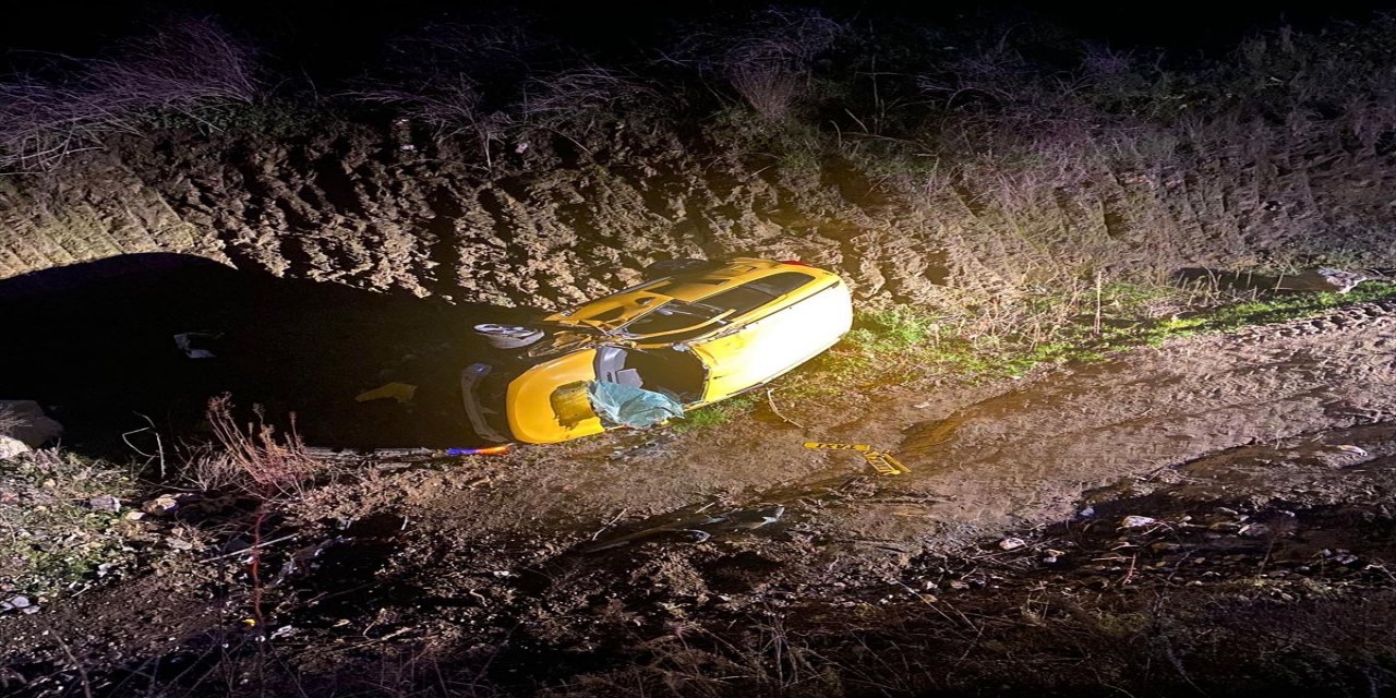 İzmir'de devrilen taksideki 3 kişi yaralandı