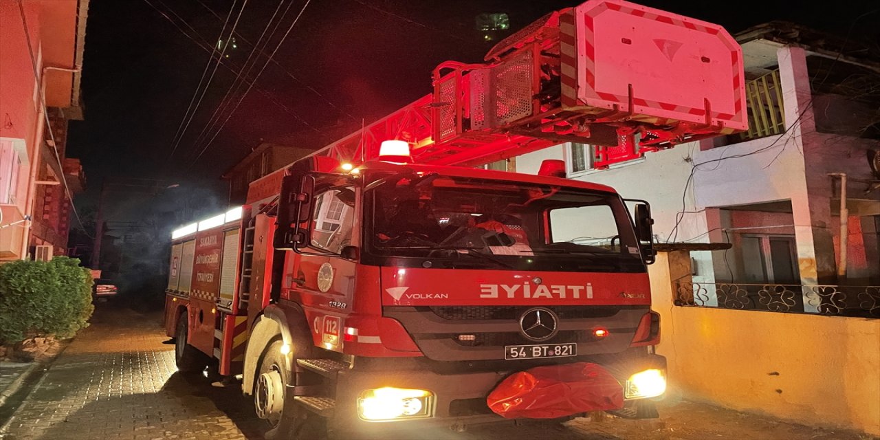 Sakarya'da ahşap ev yandı