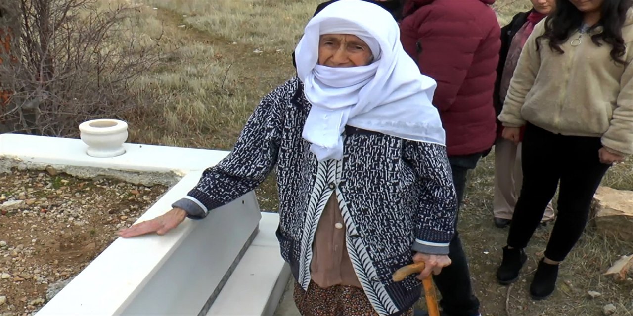 Elazığ'da 100 yaşındaki şehit annesi, üniversitelilerle oğlunun kabrine fidan dikti