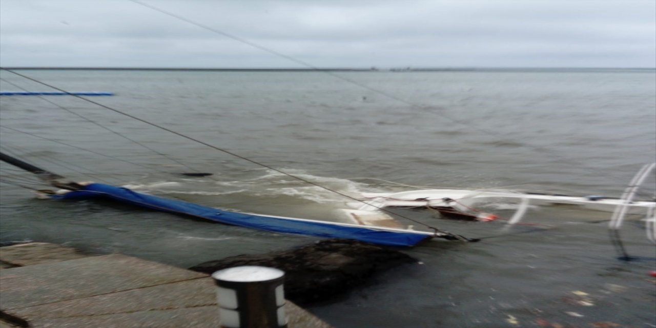 Zonguldak'ta fırtına nedeniyle kayaya çarpan yelkenli battı