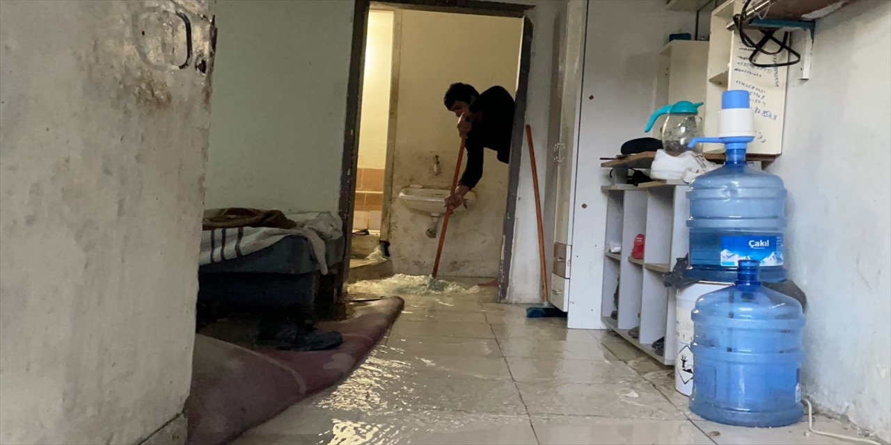 Başakşehir'de İSKİ deposundan su taştı