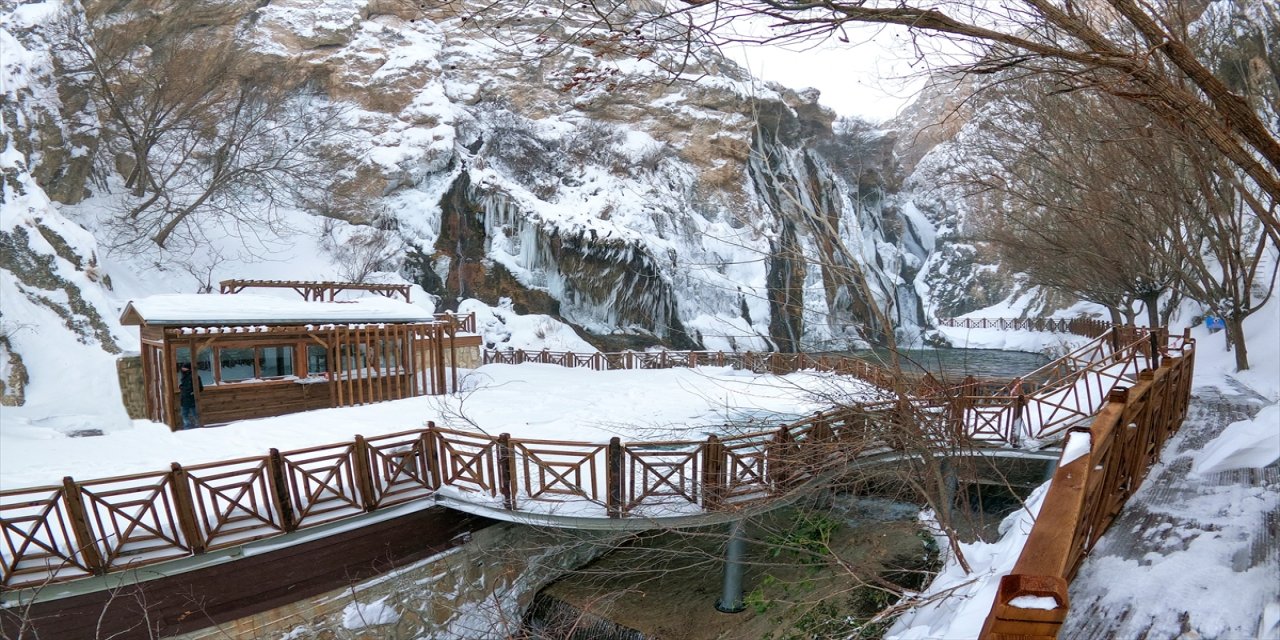 Malatya'daki Günpınar Şelalesi beyaza büründü
