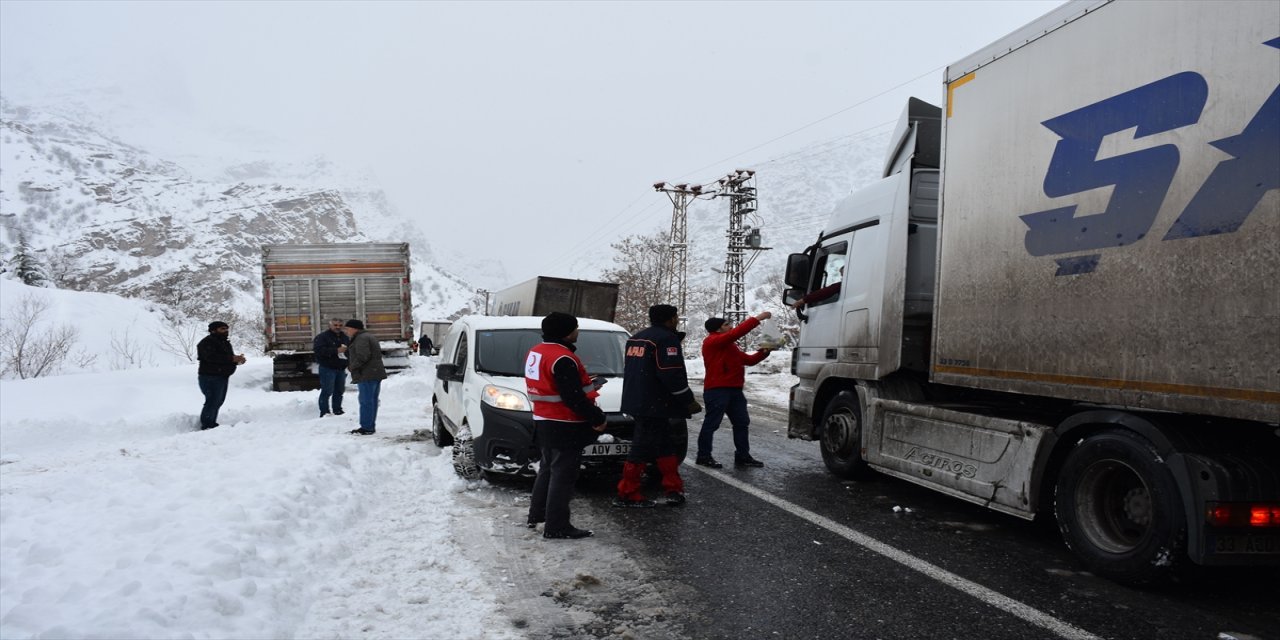 Hakkari'de yolda mahsur kalan tır sürücülerine yemek ikramı
