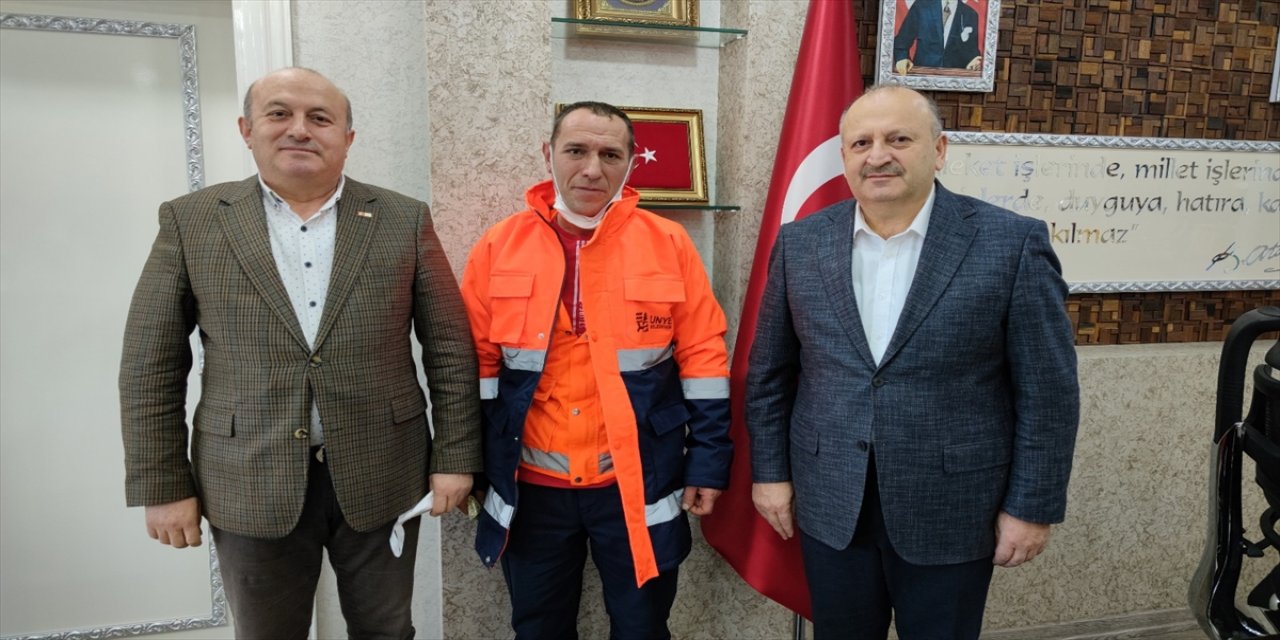 Ordu'da yolda bulduğu parayı sahibine teslim eden işçi ödüllendirildi