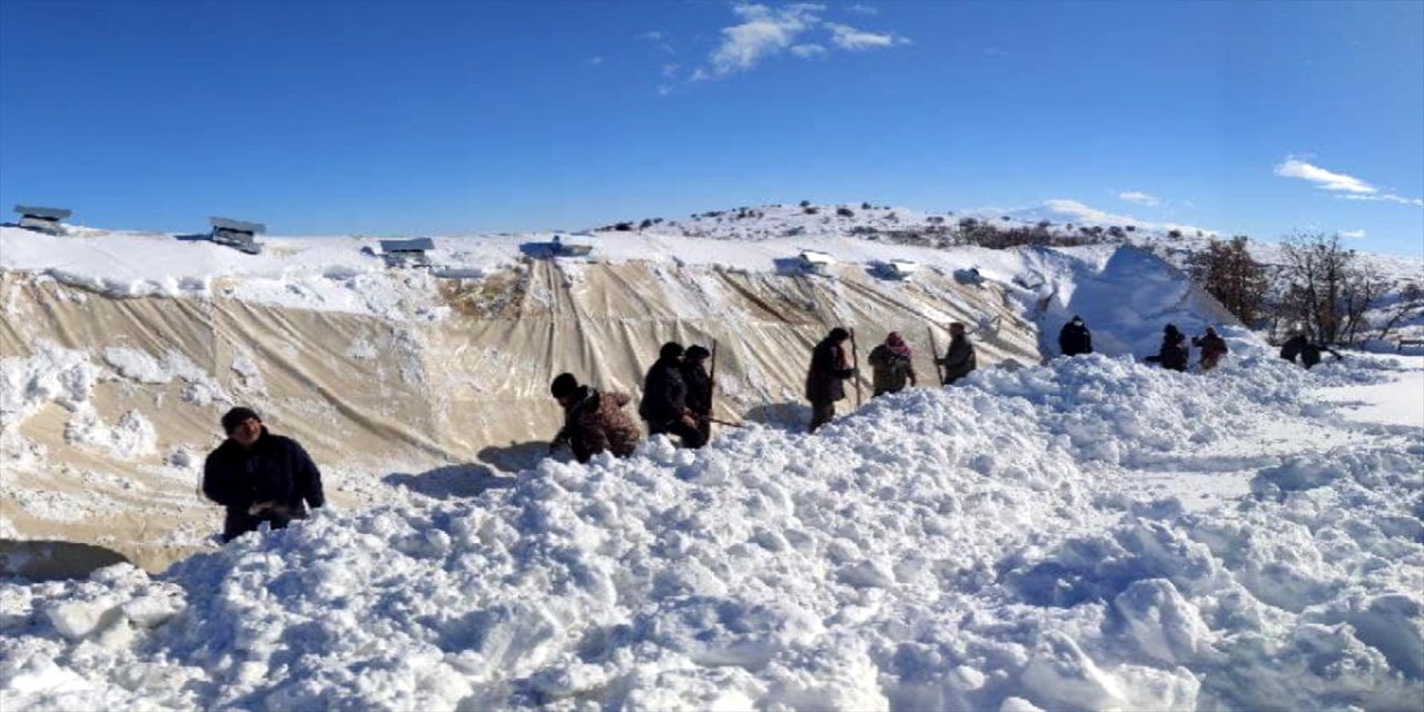 Elazığ'da kar nedeniyle çöken ağıldaki küçükbaş hayvanları ekipler kurtardı