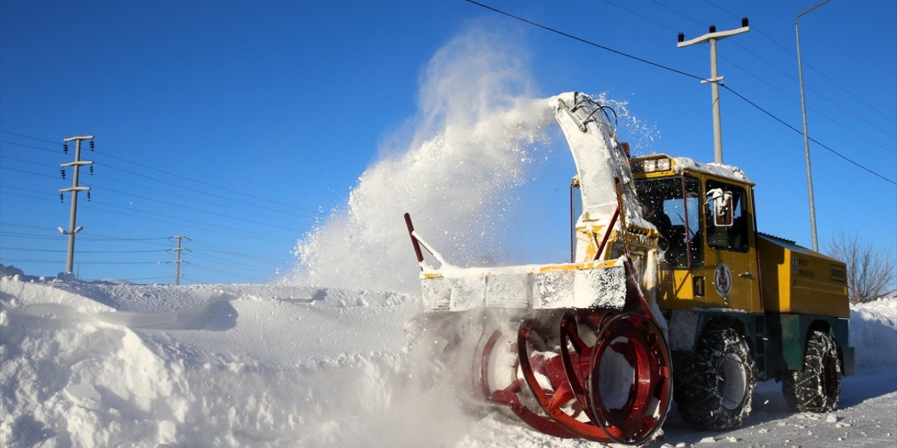 Bitlis'te 40 araç ve 80 personelle karla mücadele çalışması