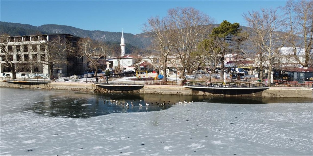 İzmir Bozdağ'daki Gölcük Gölü buz tuttu