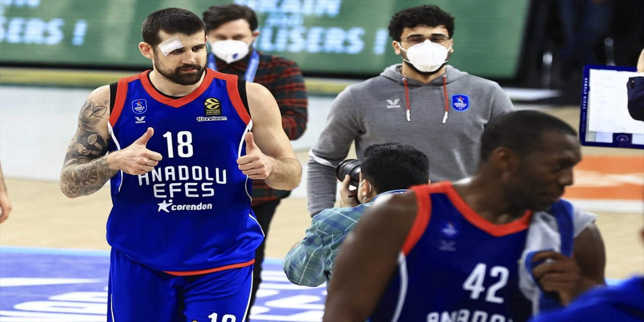 Anadolu Efes: 82 - Panathinaikos: 81