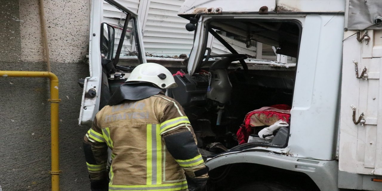 İzmir'de apartman duvarına çarpan kamyondaki 3 kişi yaralandı