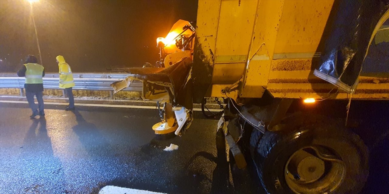 Sakarya'da kar küreme aracına çarpan otomobilin sürücüsü öldü