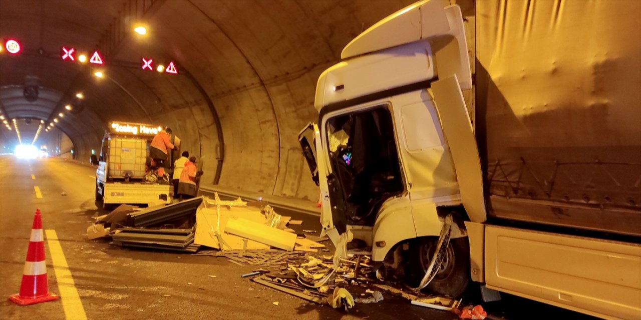 İstanbul'da iki tırın karıştığı kazada sürücülerden biri yaralandı