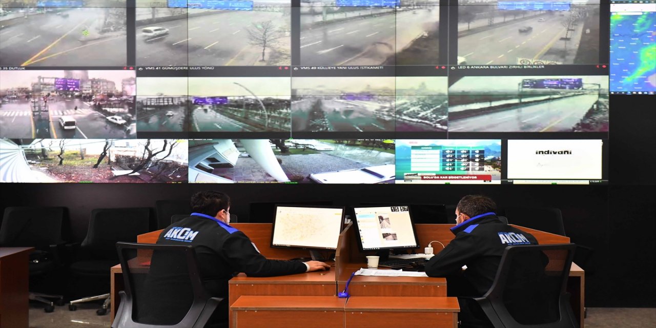 Ankara'da karla mücadele çalışmaları kameralara yansıdı