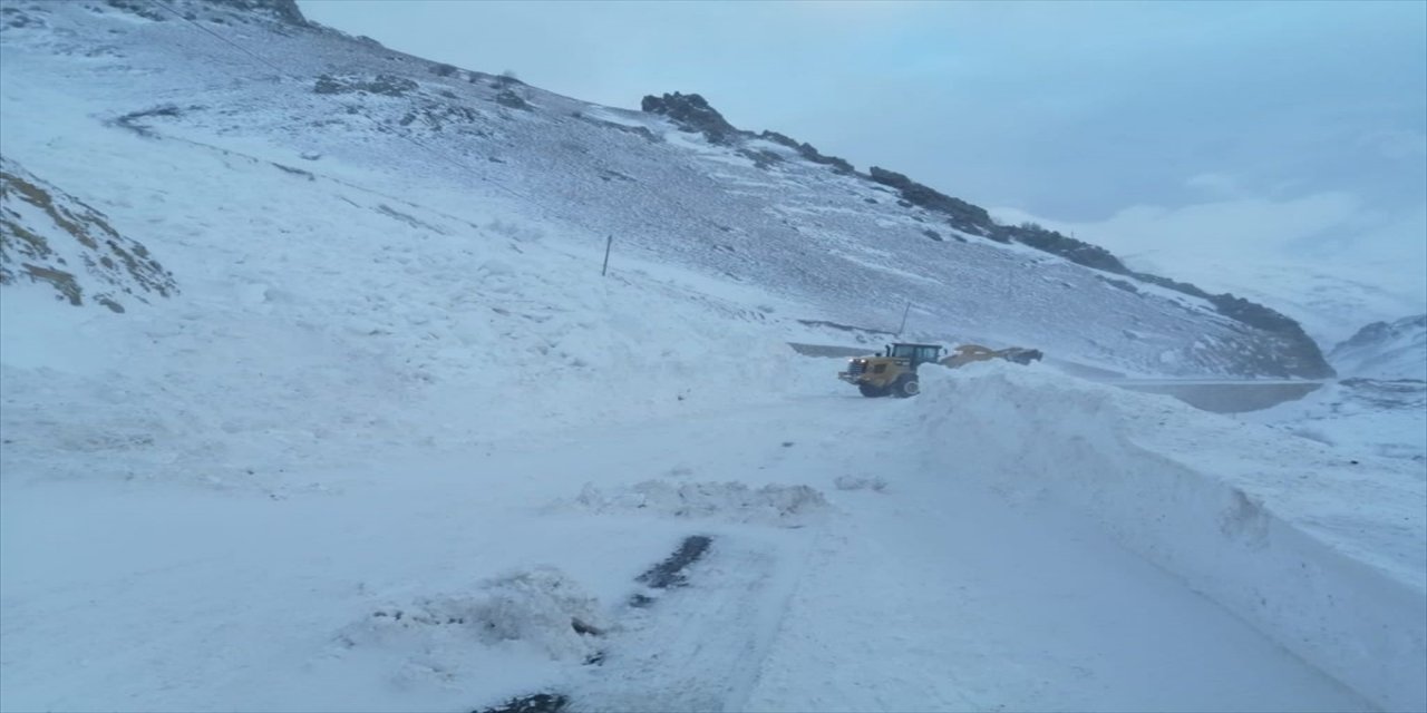 Bayburt-Trabzon kara yolu Salmankaş Geçidi'nde çığ düştü