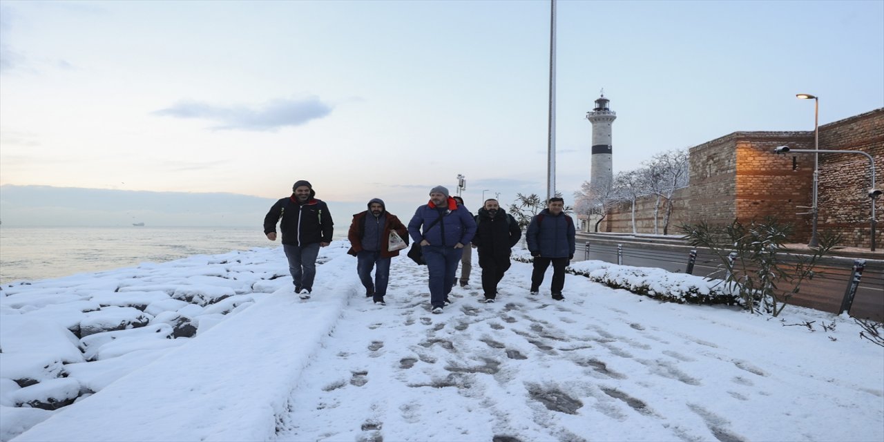 İstanbul'da buz gibi havada denizde yüzdüler