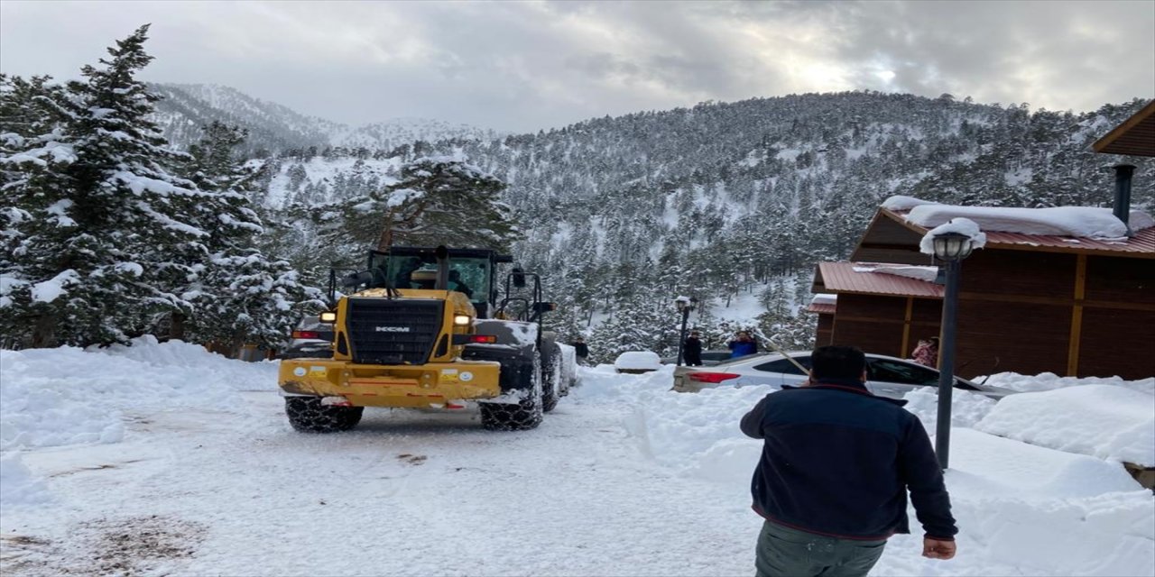 Kayseri'de kar yağışı nedeniyle tatil köyünde mahsur kalanlar kurtarıldı