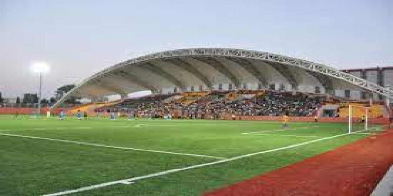 Turgut Özal stadyumunun üst bölümü çöktü.