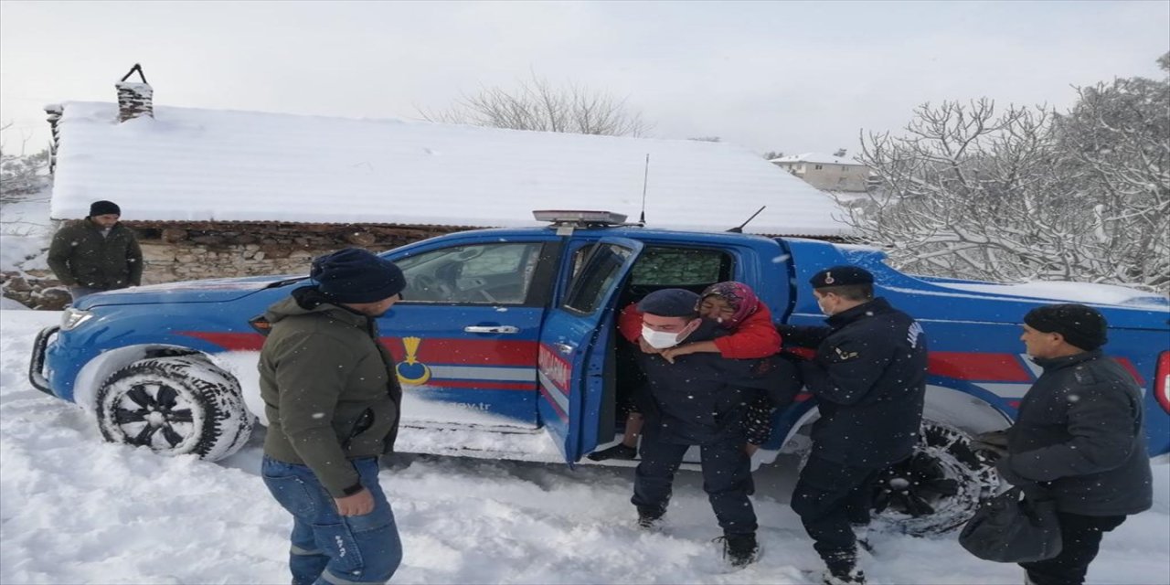 Aydın'da jandarma yatalak kadını sırtında taşıdı