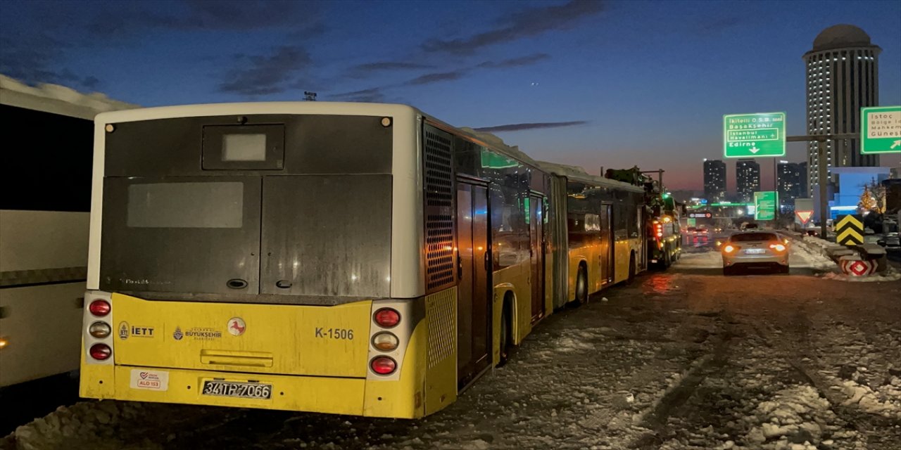 İstanbul'da kar nedeniyle yolda kalan araçlar çekilmeye devam ediliyor