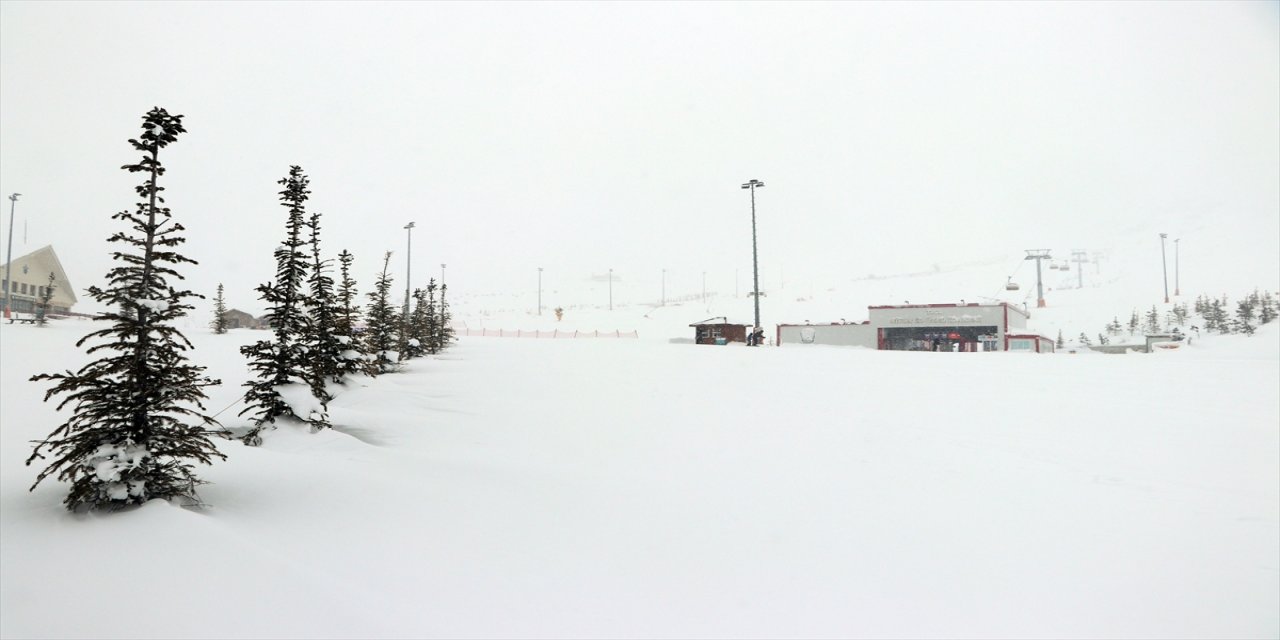 Yıldız Dağı'nda kar kalınlığı 130 santimetreye ulaştı
