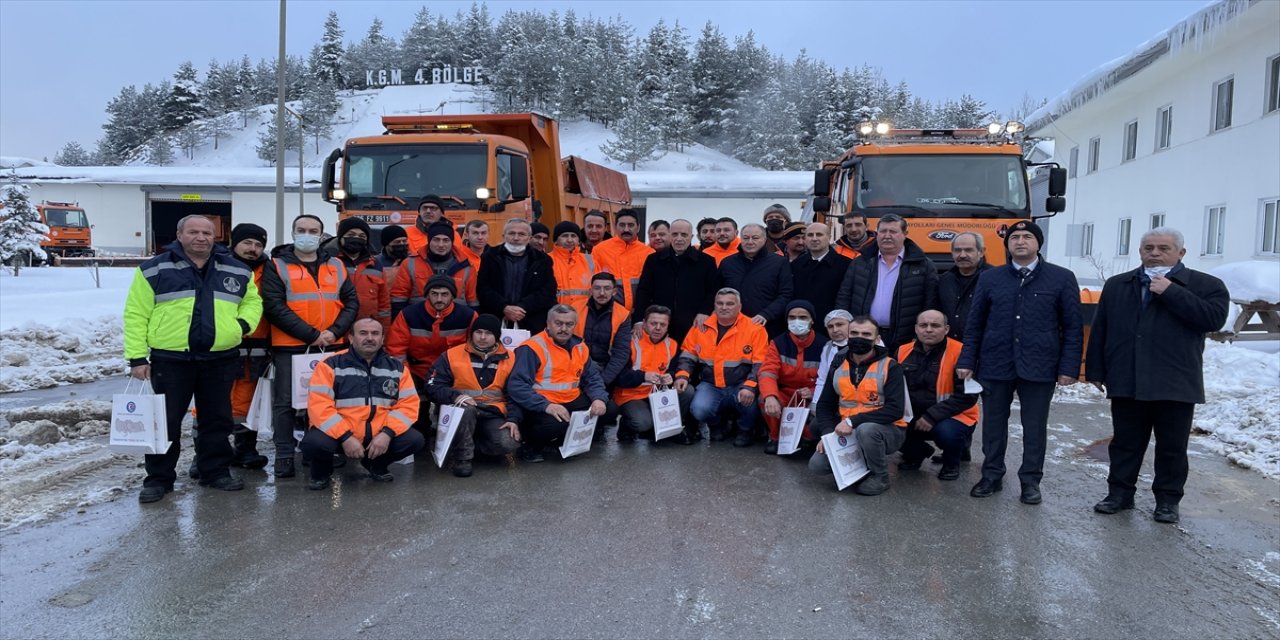 Türk-İş Başkanı Atalay, karla mücadele eden karayolları işçilerini ziyaret etti:
